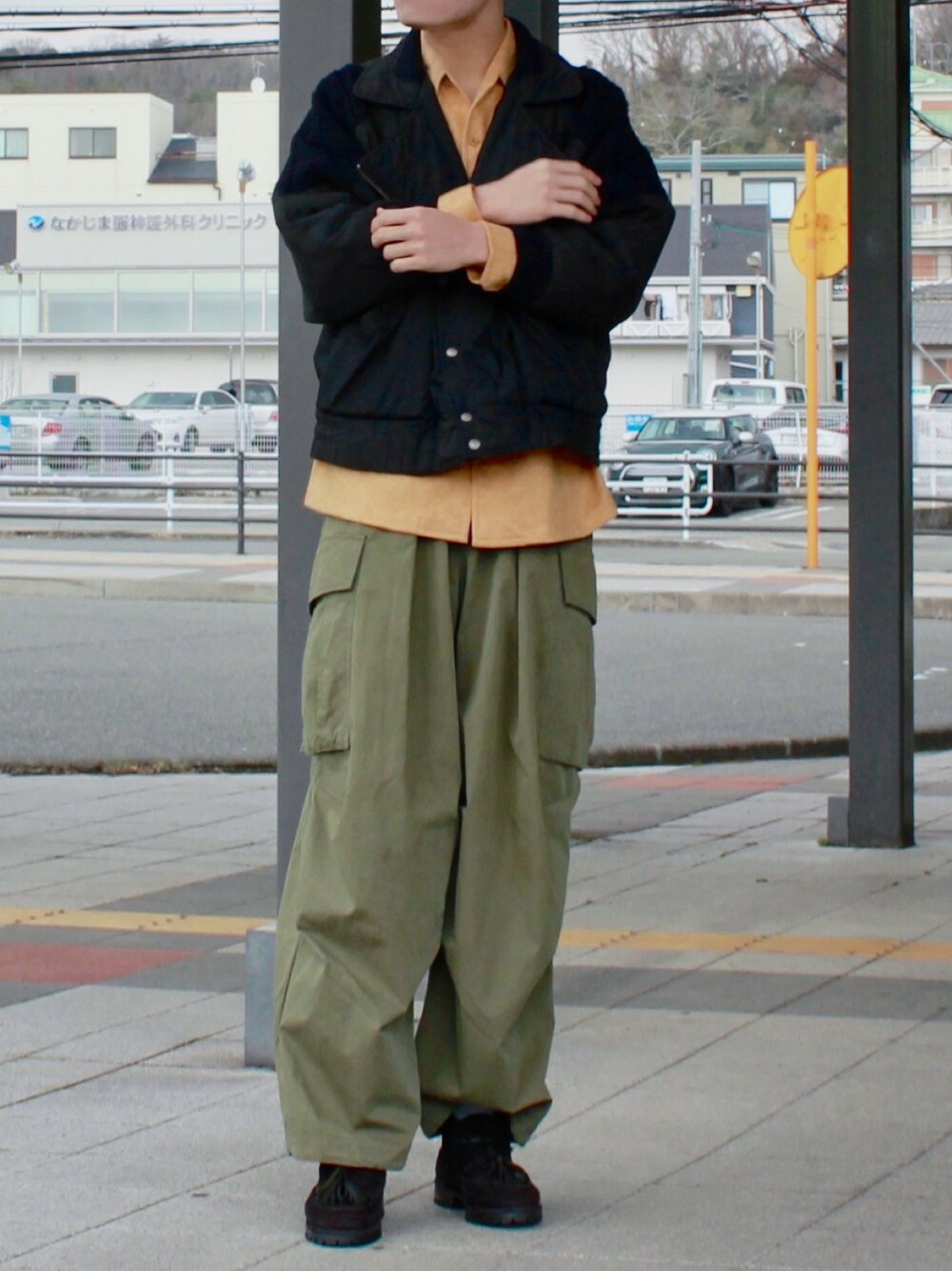 グリーン系のカーゴパンツ、ブラック系のローファー、ブラック系のMA-1を着用したメンズの春コーディネートの1枚目の写真