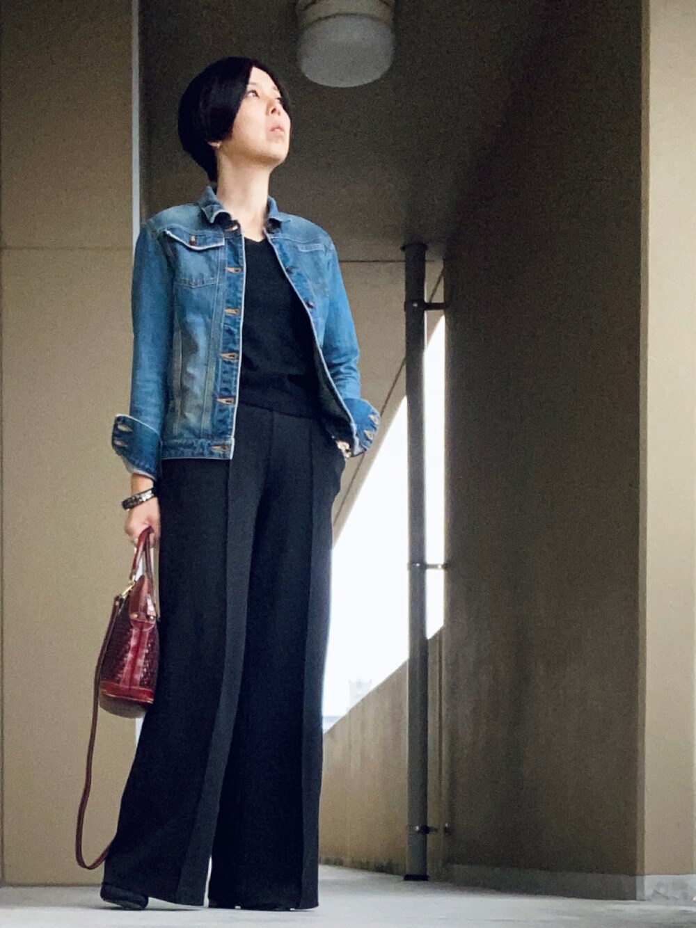 「秋のコーデ、Gジャン、ワイドパンツ、ブーツ」｜「bragaのデニムジャケット（デニムジャケット、ブルー系）」を使った、ハマダ マリコさん（レディース・163cm）の秋コーディネートの1枚目の写真