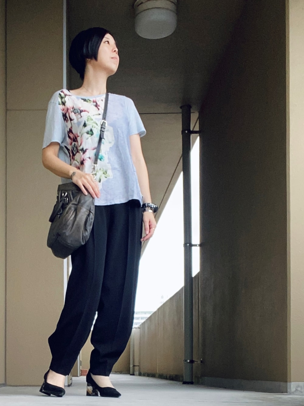 「今日のコーデ、ゆるコーデ、ZARAコーデ、シンプル、Tシャツ、パンツスタイル」｜「ZARAのドレープパンツ（パンツ、ブラック系）」を使った、ハマダ マリコさん（レディース・163cm）の秋コーディネートの1枚目の写真