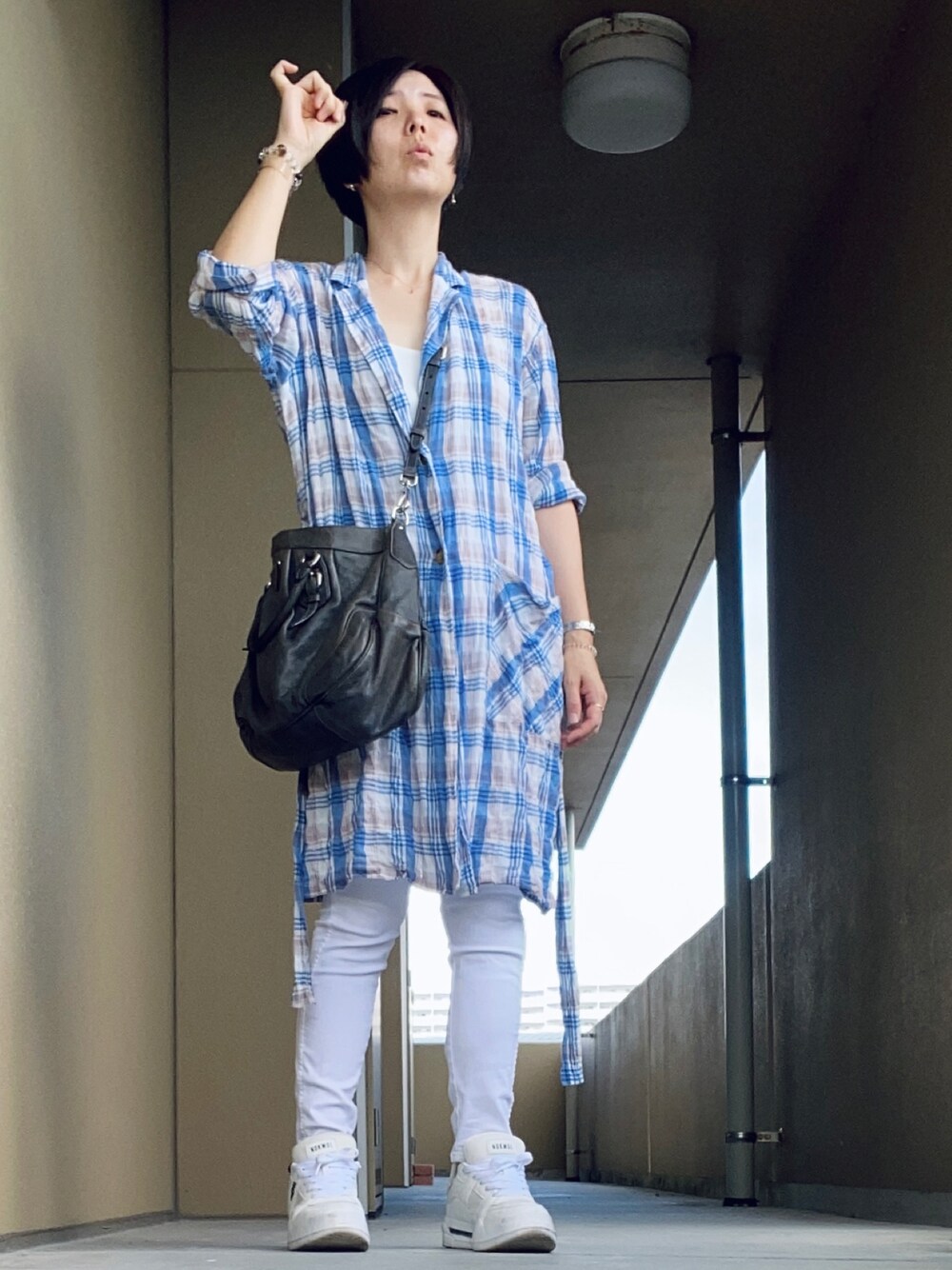 「RETRO GIRL、チェック、コットンコート、H&M、白パンツ、白スニーカー、夏コーデ」｜「RETRO GIRLのサマーコットンコート（ジャケット/アウター、ブルー系）」を使った、ハマダ マリコさん（レディース・163cm）の夏コーディネートの1枚目の写真
