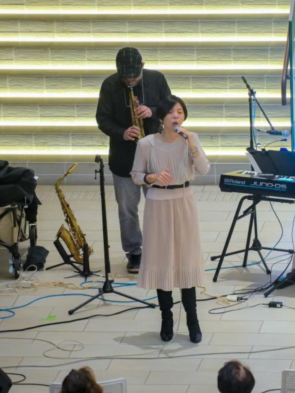 「SAMUEL LEBANのアイテム（シャツ/ブラウス、ベージュ系）」を使った、ハマダ マリコさん（レディース・163cm）の秋コーディネートの1枚目の写真