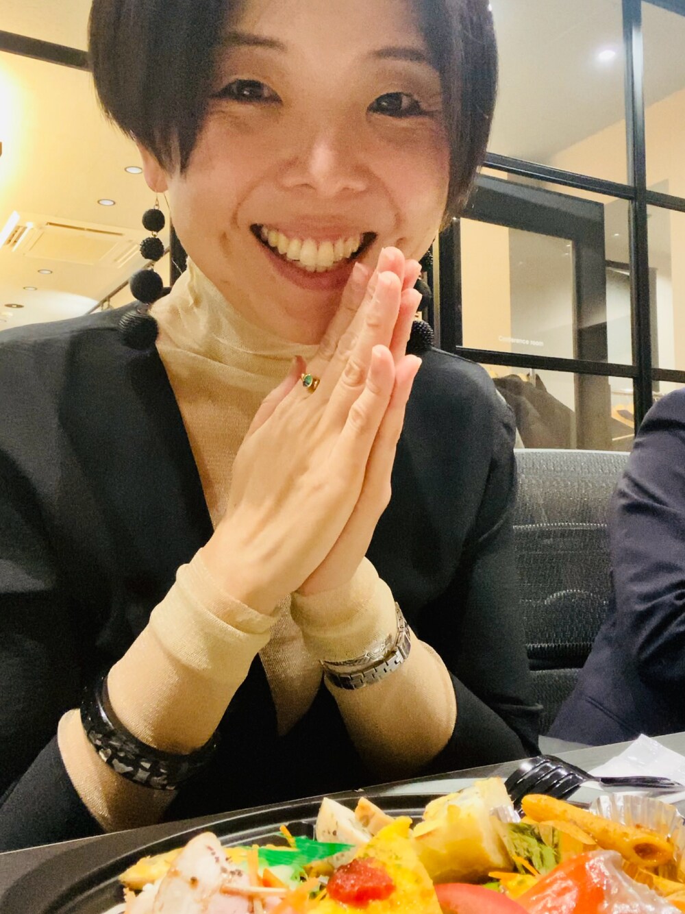 「キレイめコーデ、40代ファッション、ワンピース、メッシュトップス、ラメトップス」｜「ZARAのシャイニー セミスルーTシャツ（トップス、ゴールド系）」を使った、ハマダ マリコさん（レディース・163cm）の冬コーディネートの1枚目の写真