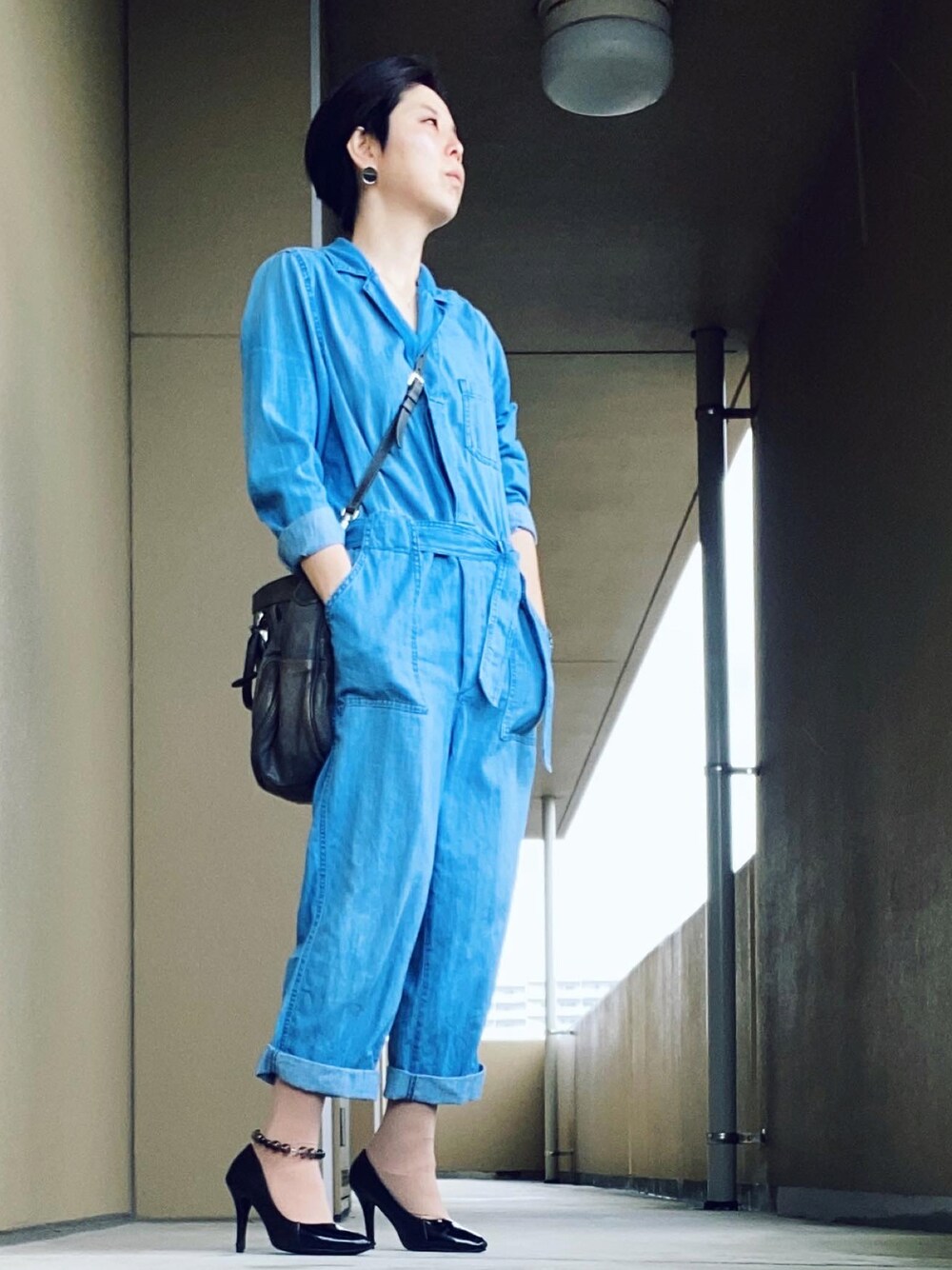「H&M、デニム、ボイラースーツ、つなぎ、ジャンプスーツ、オールインワン」｜「H&Mのデニムボイラースーツ（つなぎ/オールインワン、ブルー系）」を使った、ハマダ マリコさん（レディース・163cm）の春コーディネートの1枚目の写真
