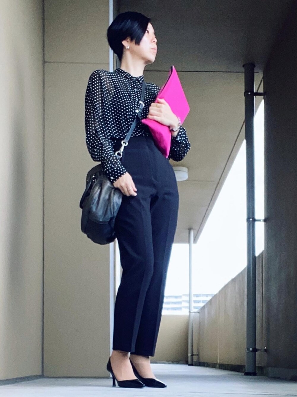 「オフィスカジュアル、シンプル、キレイめ、シア―ブラウス、ハイウエストパンツ、パンプス」｜「ZARAのハイウエストパンツ（パンツ、ブラック系）」を使った、ハマダ マリコさん（レディース・163cm）の春コーディネートの1枚目の写真