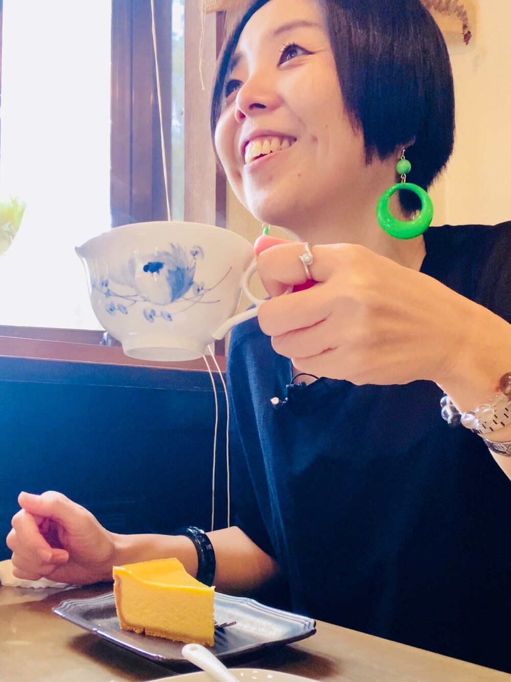 「今日のコーデ、初秋コーデ、お出かけコーデ、パンツスタイル、オトナ女子、シアートップス、グリーンパンツ、カラー×コーデ、食べてる動画はYouTubeへ、食べてる動画はTikTokへ」｜「ZARAのパジャマスタイルパンツ シームディテール（パンツ、グリーン系）」を使った、ハマダ マリコさん（レディース・163cm）の秋コーディネートの1枚目の写真
