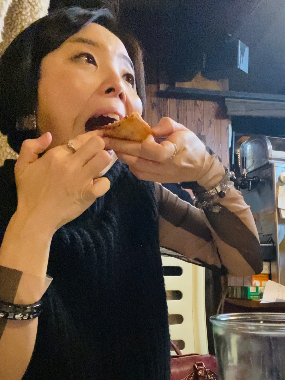 「新年会、飲み会コーデ、ブラックコーデ、大人カジュアル、テディベアコート、ローゲージニット、チュールトップス、ニットスカート、ショートブーツ」｜「ZARAのストライプ チュールトップス（トップス、ブラック系）」を使った、ハマダ マリコさん（レディース・163cm）の冬コーディネートの1枚目の写真