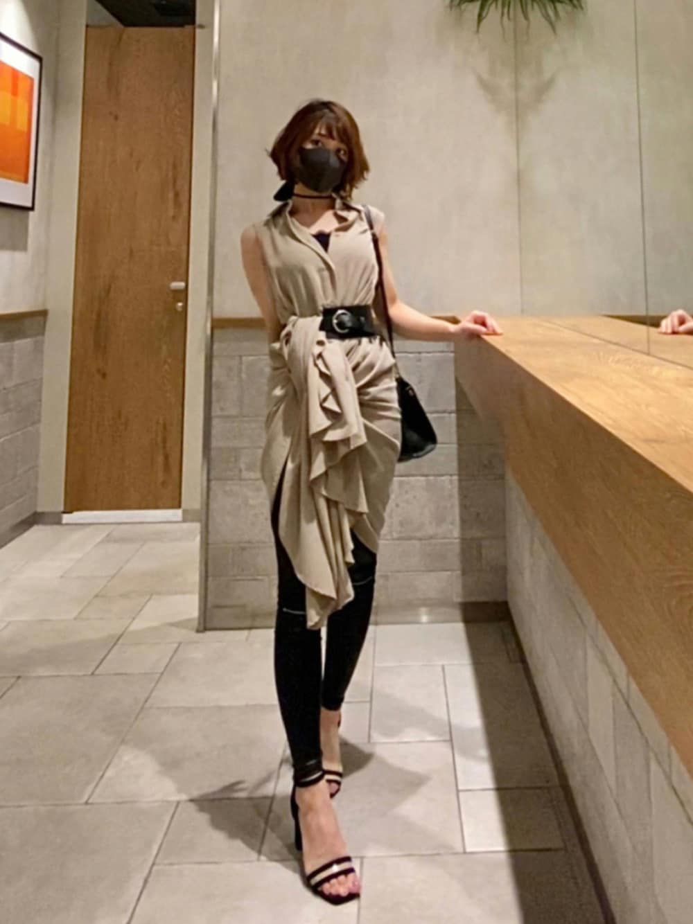 ブラック系のその他パンツ、ベージュ系のシャツ/ブラウス、ブラック系のサンダルを着用したレディースの夏コーディネートの1枚目の写真