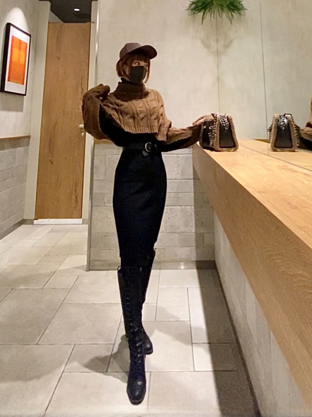 「ショルダーバッグ、キャップ、秋のコーデ、ハイネック、ケーブルニット、ZARA、ニットワンピース、タートルネック、ロングブーツ、休日スタイル、ブラウン、きれいめカジュアル、クロップドトップス」｜「UNE MANSIONのケーブルハイネッククロップドニット（ニット/セーター、ブラウン系）」を使った、NE_MU_MIさん（レディース・156cm）の秋コーディネートの1枚目の写真