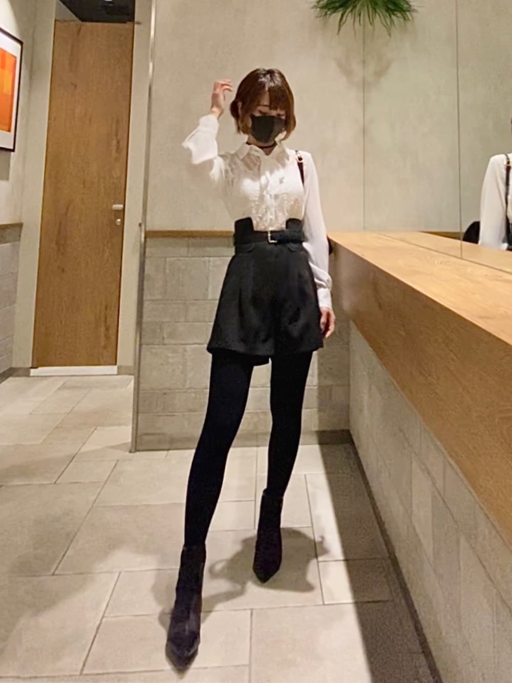 「ブラウス、ブーツ、リュック、イヤリング、ショートパンツ、ZARA、モノトーン、休日スタイル、ウエストマーク、きれいめカジュアル、シースルー、GRL、トレンカ、レースブラウス、秋コーデ」｜「GRLのアイテム（バックパック/リュック、ブラック系）」を使った、NE_MU_MIさん（レディース・156cm）の秋コーディネートの1枚目の写真