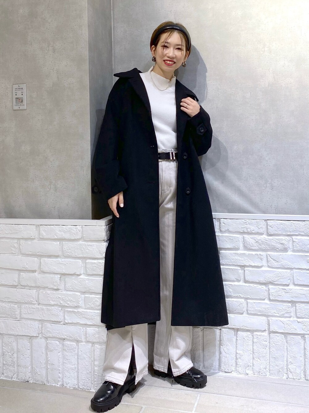 「PAGEBOY、クリスマスに着たい服、シンプルコーデ、モノトーン、オトナカジュアル、ロングコート、ブーツ、デニム、タートルネック、秋冬コーデ、冬コーデ、オトナ女子、おしゃれさんと繋がりたい、タックイン」｜「PAGEBOYのコンバットブーツ（ブーツ、ブラック系）」を使った、tagochiさん（レディース・159cm）の冬コーディネートの1枚目の写真