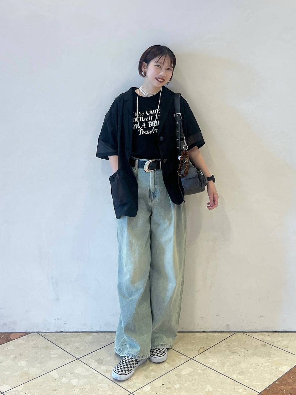 「ラフ、カジュアル、モード、シャツ、春夏コーデ、デニムパンツ、スニーカー、Tシャツ」｜「LAKOLEのスマートウォッチ / 127945（デジタル腕時計、ブラック系）」を使った、tagochiさん（レディース・159cm）の春コーディネートの1枚目の写真