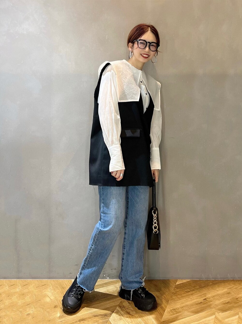 「おしゃれさんと繋がりたい、JEANASiS、オトナカジュアル、デニム、ベスト、レイヤードスタイル、春コーデ、オトナ女子、el、ブラウス、ほめられ本命コーデ」｜「eLの【eL】Highrise Straight Denim Pants/344258（デニムパンツ、ブルー系）」を使った、tagochiさん（骨格ウェーブ・レディース・159cm）の冬コーディネートの1枚目の写真