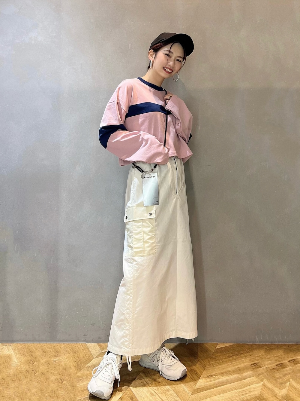 「私の推しブランド、JEANASiS、春コーデ、ピンク、ホワイト、ロンT、スカート、春カラー、スニーカー、キャップ、シンプルコーデ、おしゃれさんと繋がりたい、ショート丈トップス、オトナカジュアル」｜「JEANASISのカラースマホショルダー/181073（スマホグッズ、ブラック系）」を使った、tagochiさん（骨格ウェーブ・レディース・159cm）の冬コーディネートの1枚目の写真
