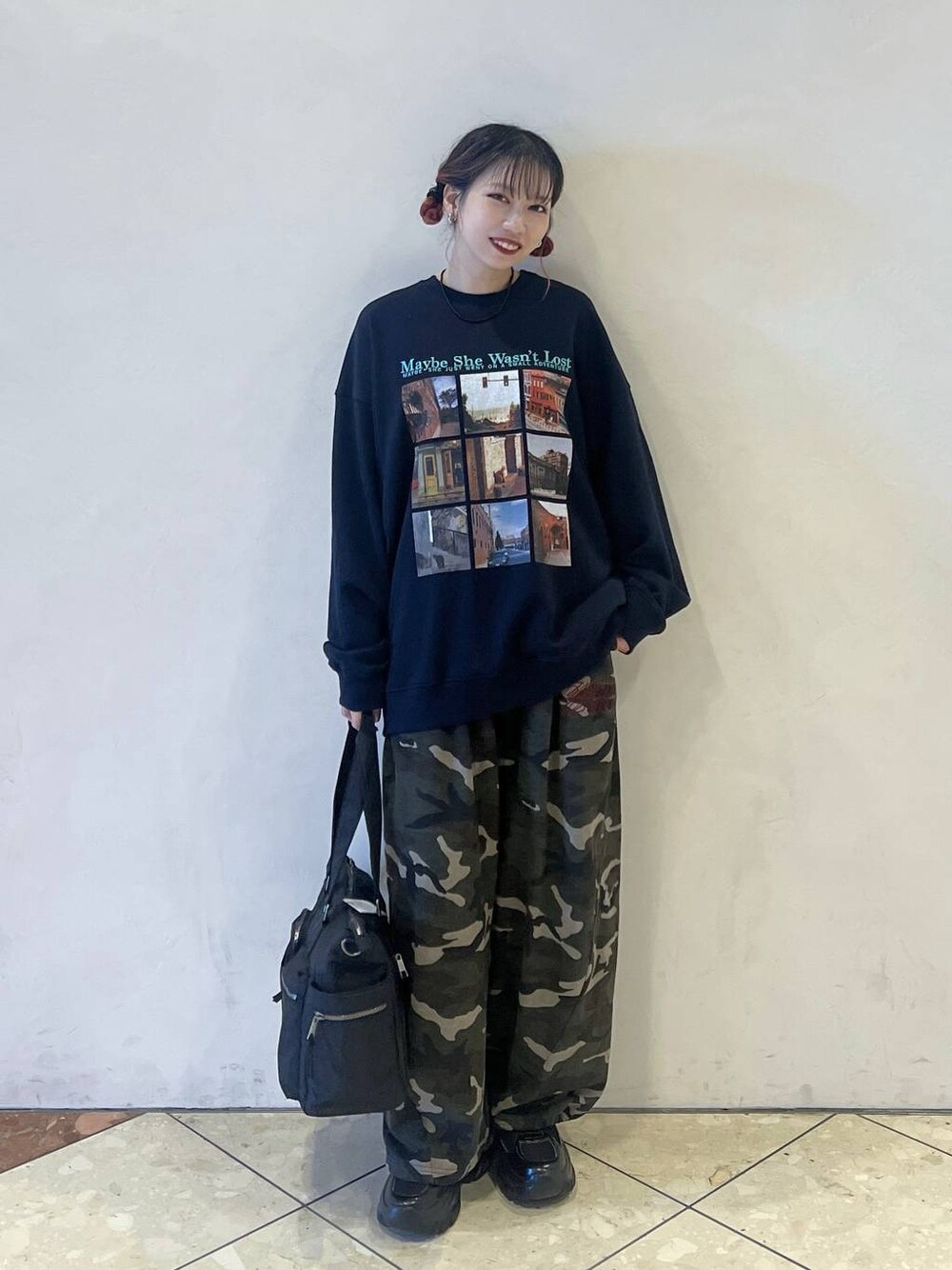 ブラック系のスニーカー、その他のスウェットパンツ、ブラック系のボストンバッグを着用したレディースの秋コーディネートの1枚目の写真