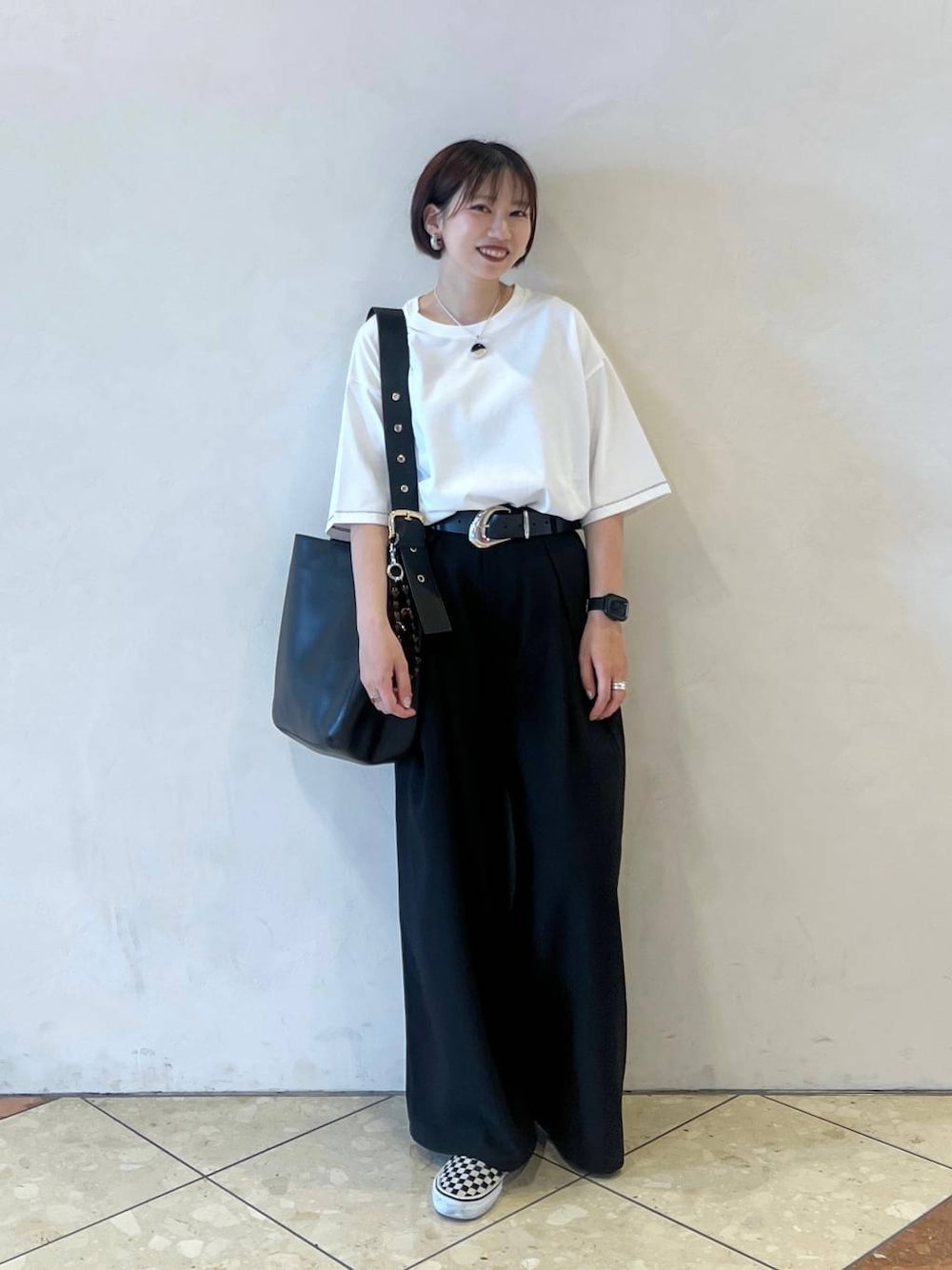 「ラフ、カジュアル、モード、大人カジュアル、PAGEBOY、夏コーデ、Tシャツ、ワイドパンツ、スニーカー、ショルダーバッグ、eL」｜「eLの【eL】Big Shoulder Bag/184697（ショルダーバッグ、ブラック系）」を使った、tagochiさん（レディース・159cm）の春コーディネートの1枚目の写真
