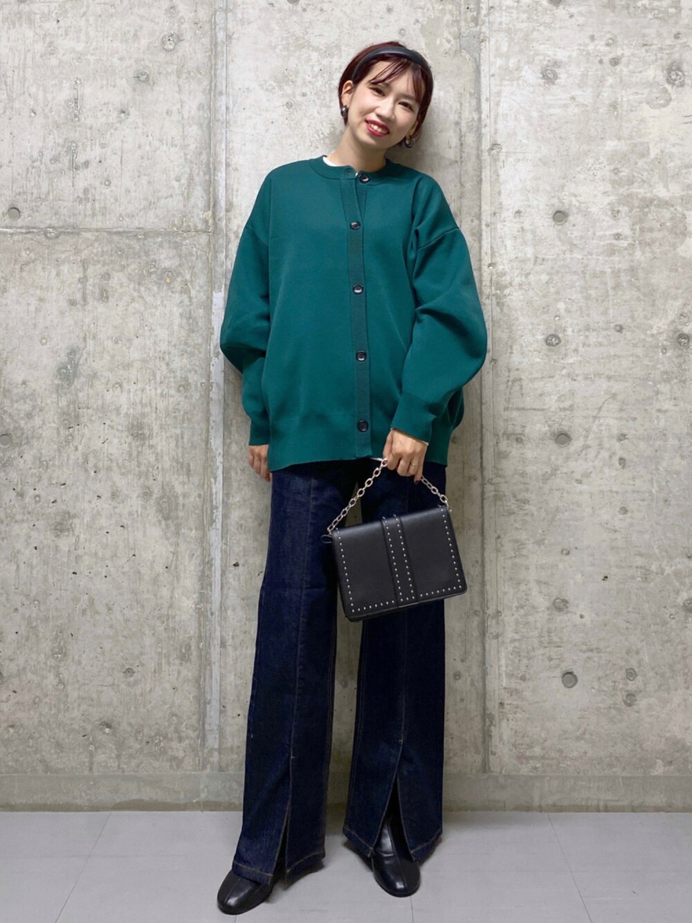 グリーン系のカーディガン/ボレロ、ホワイト系のTシャツ/カットソー、ブラック系のショルダーバッグを着用したレディースの秋コーディネートの1枚目の写真