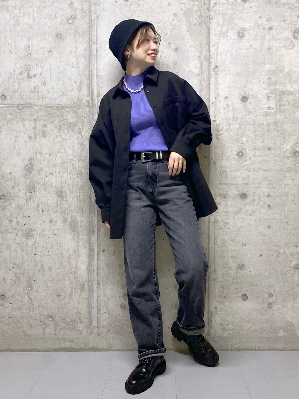 ブラック系のデニムパンツ、ブラック系のブーツ、ブラック系のシャツ/ブラウスを着用したレディースの冬コーディネートの1枚目の写真