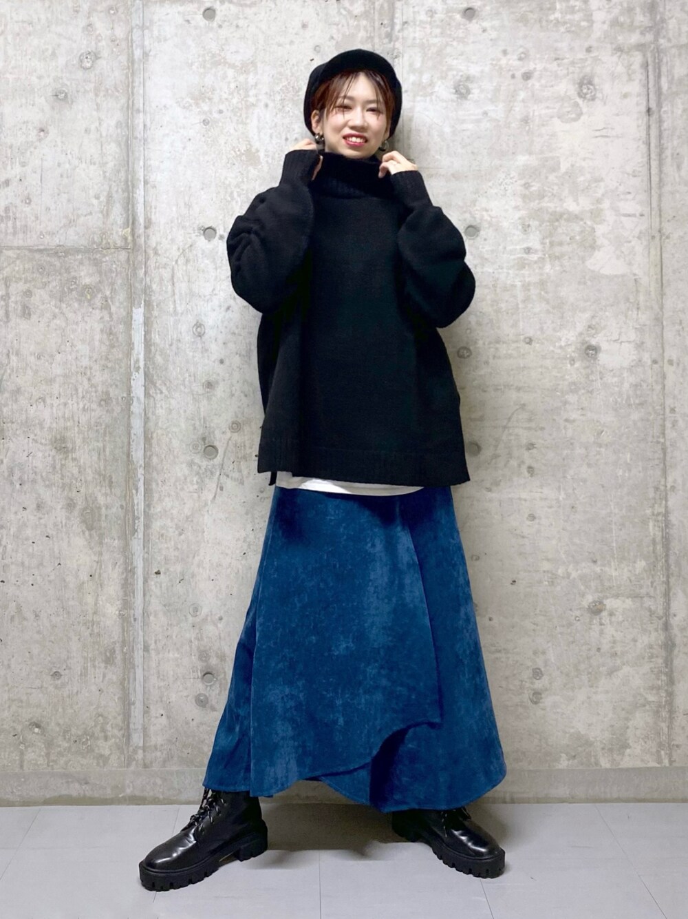 「ニット、シンプル、ハイネック、モノトーン、レイヤードスタイル、大人カジュアル、ベロア、マーメイドスカート、PAGEBOY、おしゃれさんと繋がりたい、オトナ女子」｜「CA4LAのFRANK（キャスケット、ブラック系）」を使った、tagochiさん（レディース・159cm）の秋コーディネートの1枚目の写真