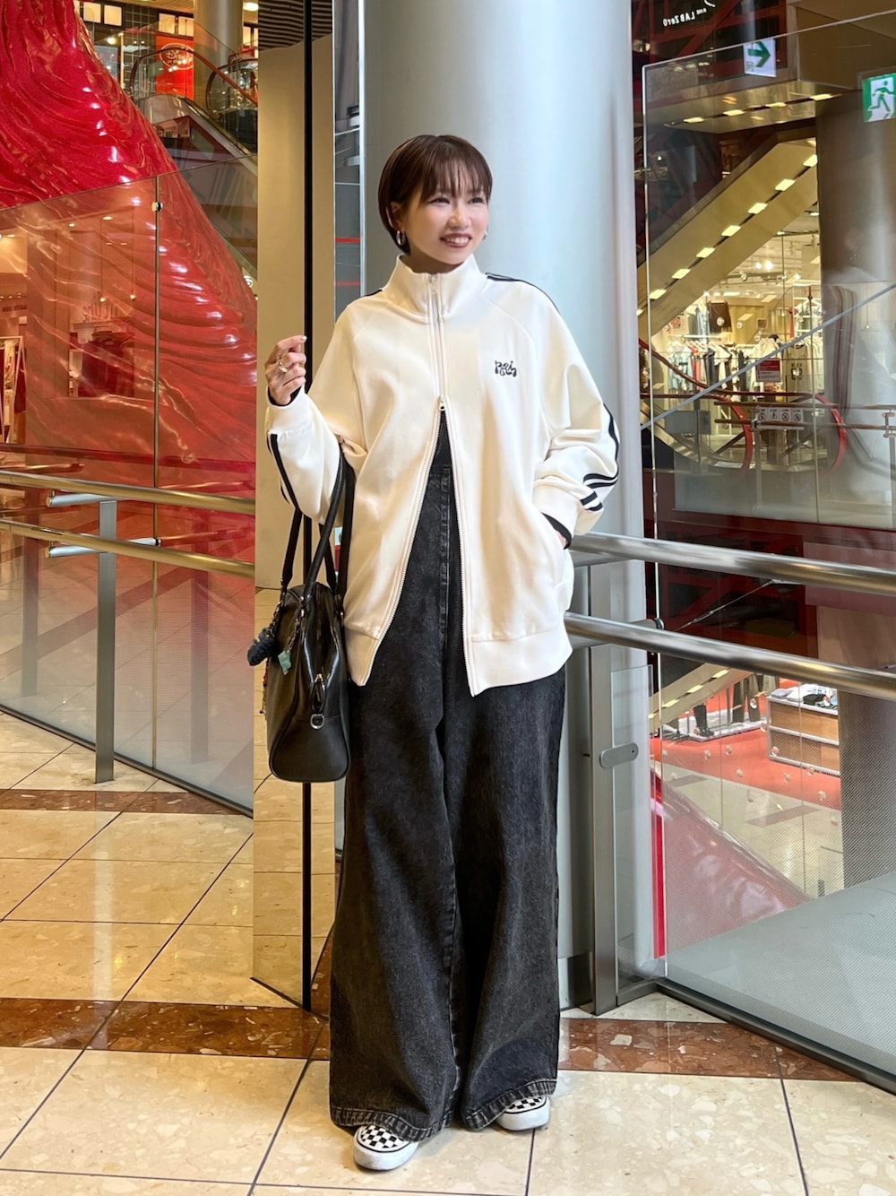 「LOWRYS FARM、PAGEBOY、PBLIM、VANS、スニーカー、トラックジャケット、サロペット、春コーデ、骨格ウェーブ、大人カジュアル」｜「PBLIMの《UNISEX》トラックジャケット（ブルゾン、ホワイト系）」を使った、tagochiさん（レディース・159cm）の春コーディネートの1枚目の写真
