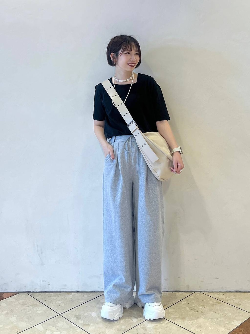 「ラフ、カジュアル、モード、新作、夏コーデ、Tシャツ、スウェットパンツ、スニーカー、スポーティ、シンプルコーデ、PAGEBOY」｜「PAGEBOYのプラットチャンキースニーカー（スニーカー、ホワイト系）」を使った、tagochiさん（レディース・159cm）の春コーディネートの1枚目の写真