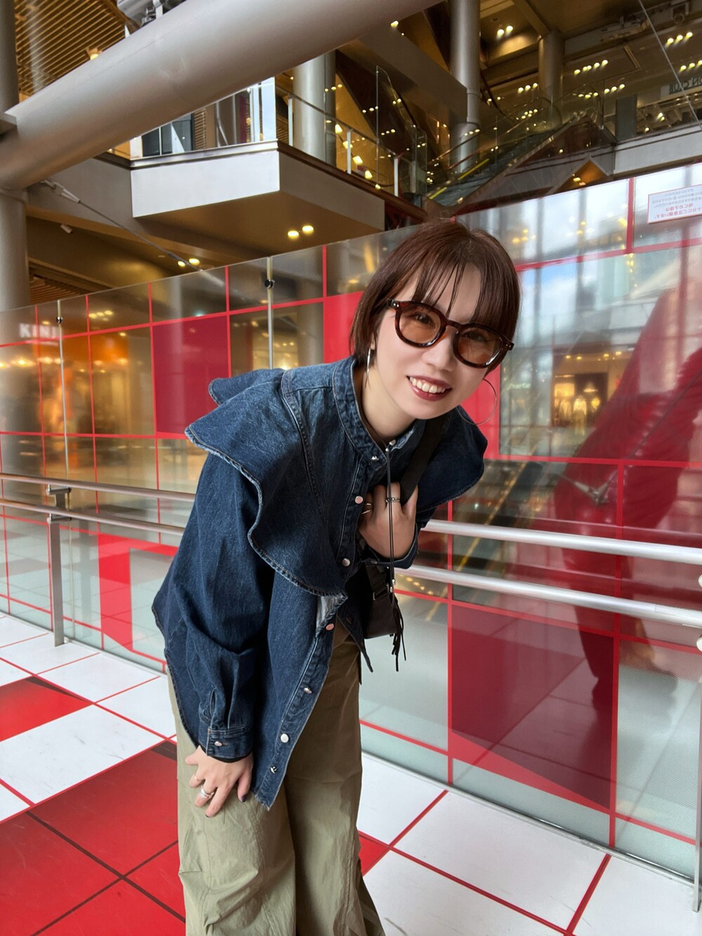 「春コーデ、メガネ女子、サングラス、ユニクロ、PAGEBOY、ブラウス、カーゴパンツ、オトナカジュアル、オトナ女子、ショートヘア、アパレルスタッフ、骨格ウェーブ」｜「PAGEBOYのフリルデニムブラウス（シャツ/ブラウス、ブルー系）」を使った、tagochiさん（レディース・159cm）の冬コーディネートの1枚目の写真