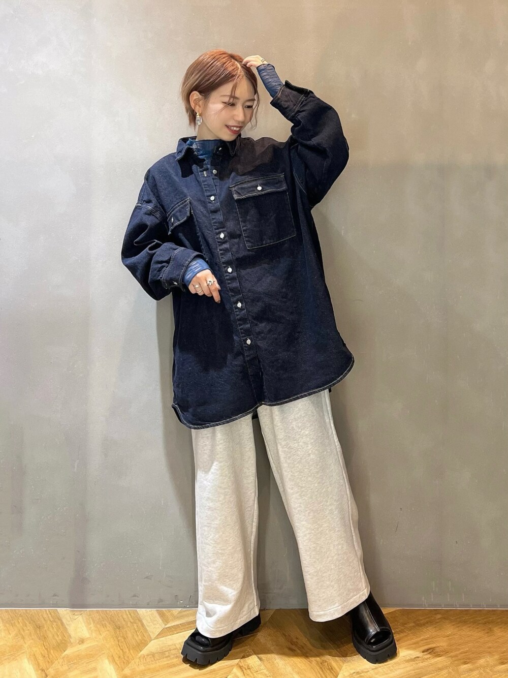 「春服デビュー宣言、春コーデ、オトナ女子、オトナカジュアル、デニムシャツ、スウェットパンツ、おしゃれさんと繋がりたい、オーバーサイズ、カジュアルコーデ、シンプルコーデ、JEANASiS、ビッグシルエット」｜「JEANASISのウエストドロストスウェットルーズパンツ/190351（スウェットパンツ、グレー系）」を使った、tagochiさん（骨格ウェーブ・レディース・159cm）の春コーディネートの1枚目の写真