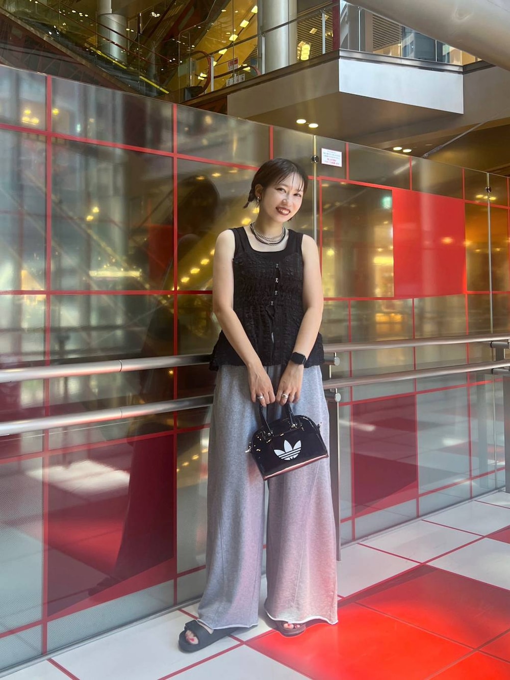 「ラフ、カジュアル、モード、夏コーデ、ビスチェ、PAGEBOY、スウェットパンツ、大人カジュアル、スポーティ」｜「PAGEBOYのポコポコホックビスチェ（キャミソール、ブラック系）」を使った、tagochiさん（レディース・159cm）の夏コーディネートの1枚目の写真