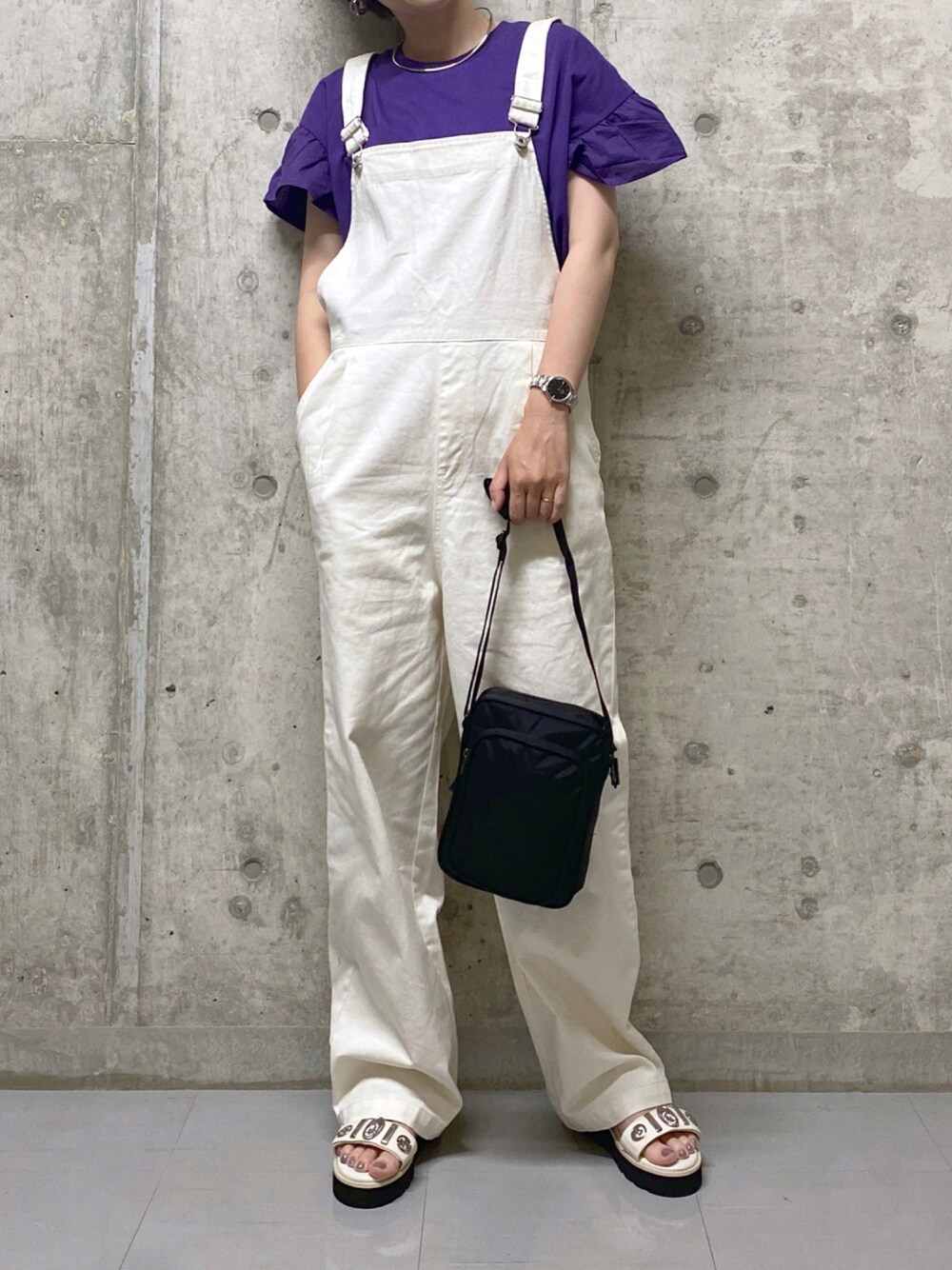 ブラック系のショルダーバッグ、ホワイト系のサンダル、ホワイト系のサロペット/オーバーオールを着用したレディースの夏コーディネートの1枚目の写真