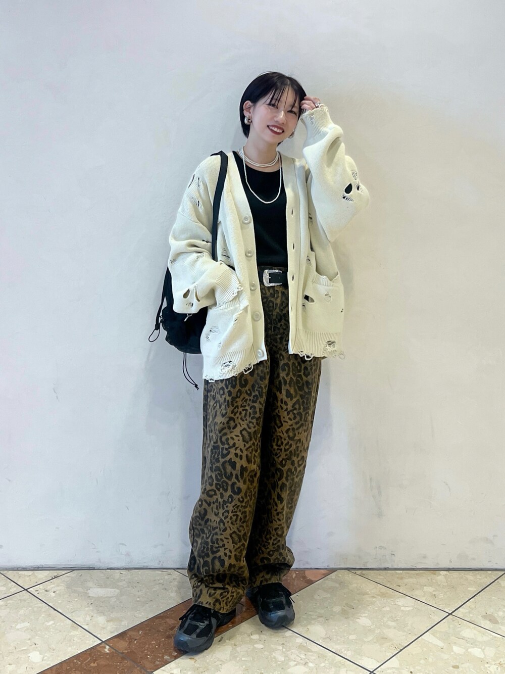 ブラック系のその他シューズ、その他のデニムパンツ、ブラック系のTシャツ/カットソーを着用したレディースの春コーディネートの1枚目の写真