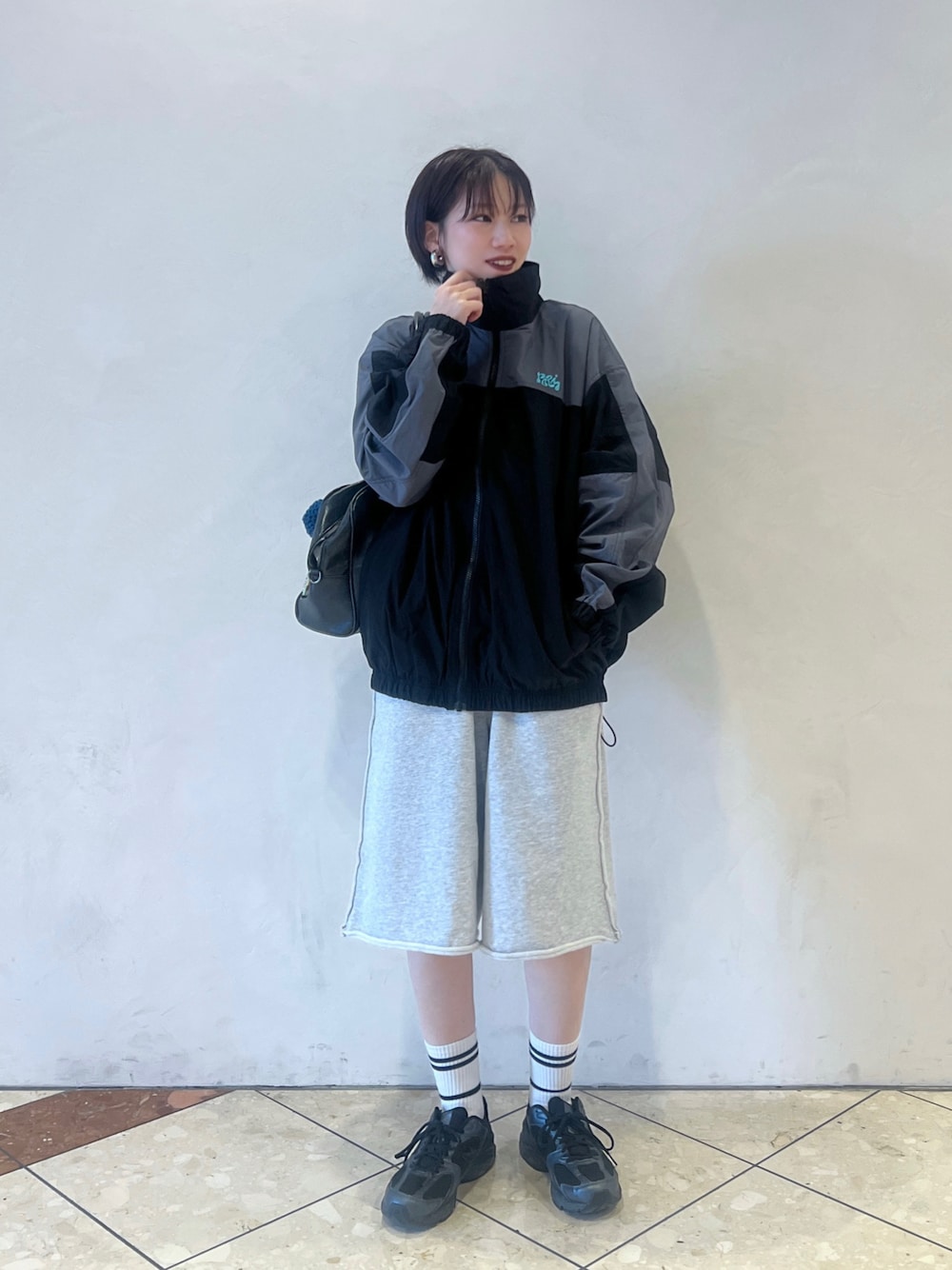 「春コーデ、メンズライク、ハーフパンツ、ショートヘア、ナイロンジャケット、スニーカー、スニーカー女子、スニーカーコーデ、PBLIM、JEANASIS」｜「JEANASISの【new balance】MR530/128591（その他シューズ、ブラック系）」を使った、tagochiさん（レディース・159cm）の春コーディネートの1枚目の写真