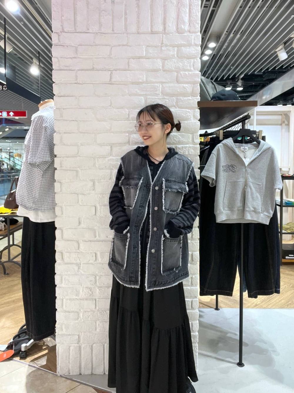 「スカート、パーカー、ラフ、カジュアル、モード、ベスト、PBLIM、PAGEBOY」｜「PAGEBOYのアソートフレアスカート（スカート、ブラック系）」を使った、tagochiさん（レディース・159cm）の夏コーディネートの1枚目の写真