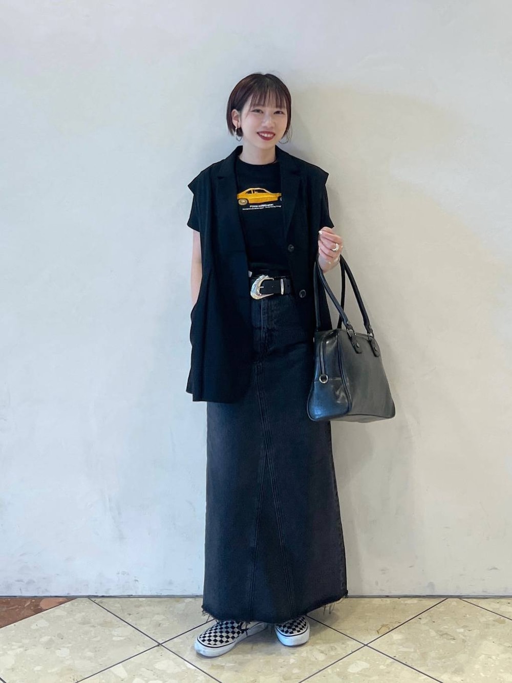 「ボブヘア、スニーカー、ラフ、カジュアル、モード、eL、PAGEBOY、ベスト、スカート、ブラックコーデ」｜「eLの【eL】Denim Long Skirt/135461（デニムスカート、ブラック系）」を使った、tagochiさん（レディース・159cm）の春コーディネートの1枚目の写真