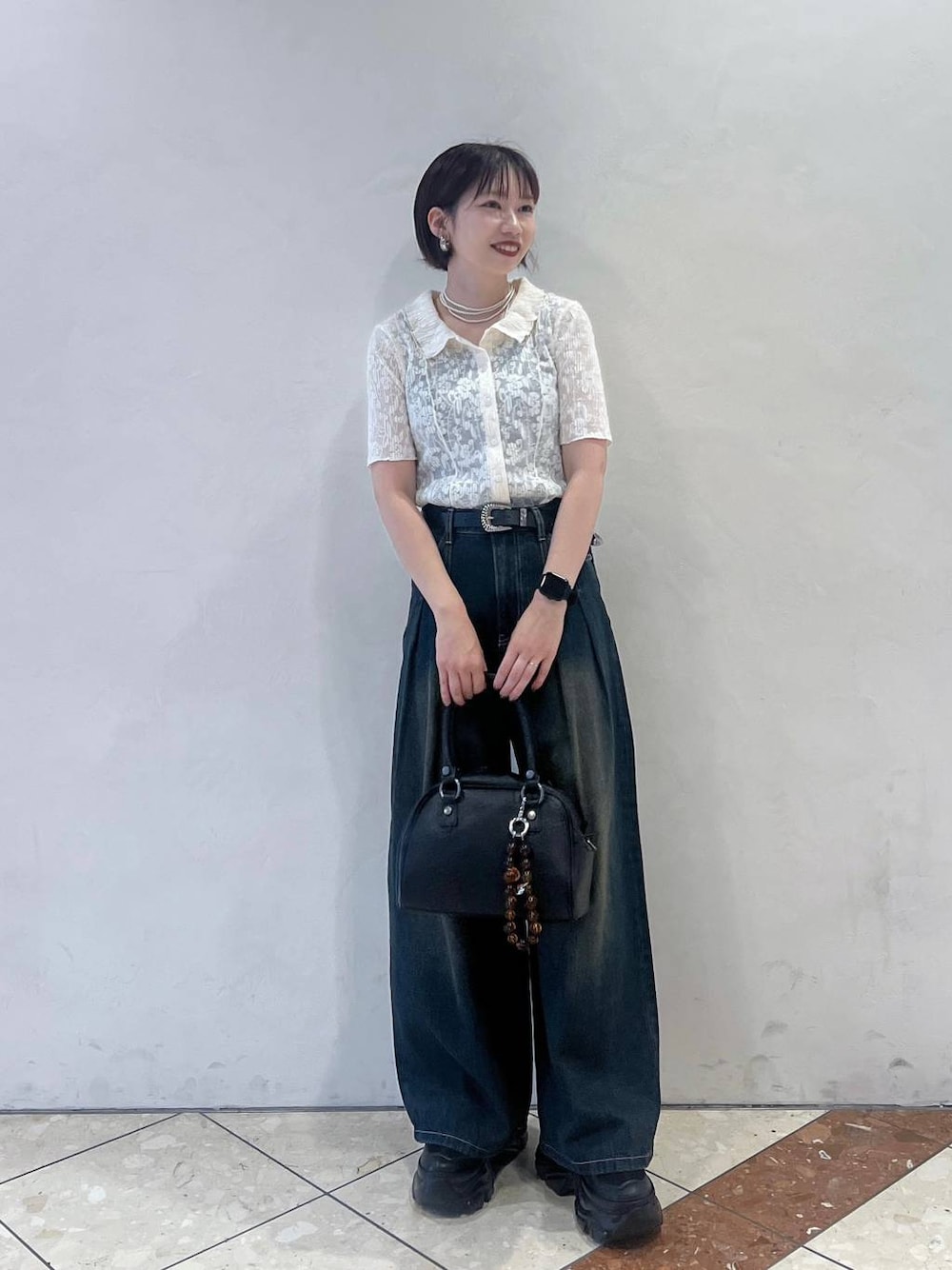 「ラフ、カジュアル、モード、カーディガン、夏コーデ、PAGEBOY、デニムパンツ、大人カジュアル、スニーカー」｜「PAGEBOYのプラットチャンキースニーカー（スニーカー、ブラック系）」を使った、tagochiさん（レディース・159cm）の夏コーディネートの1枚目の写真