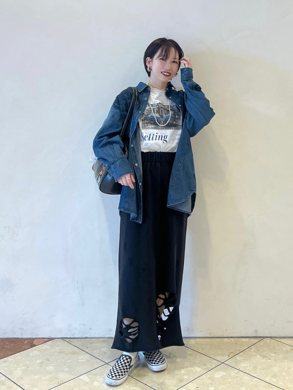 「PBLIM、PAGEBOY、デニムシャツ、シャツスタイル、スカート、春コーデ、Tシャツ、大人カジュアル」｜「VANSのVANS/ヴァンズ UA Classic Slip-On/チェッカーフラッグ クラシック スリッポン　限定展開（スニーカー、その他）」を使った、tagochiさん（レディース・159cm）の春コーディネートの1枚目の写真