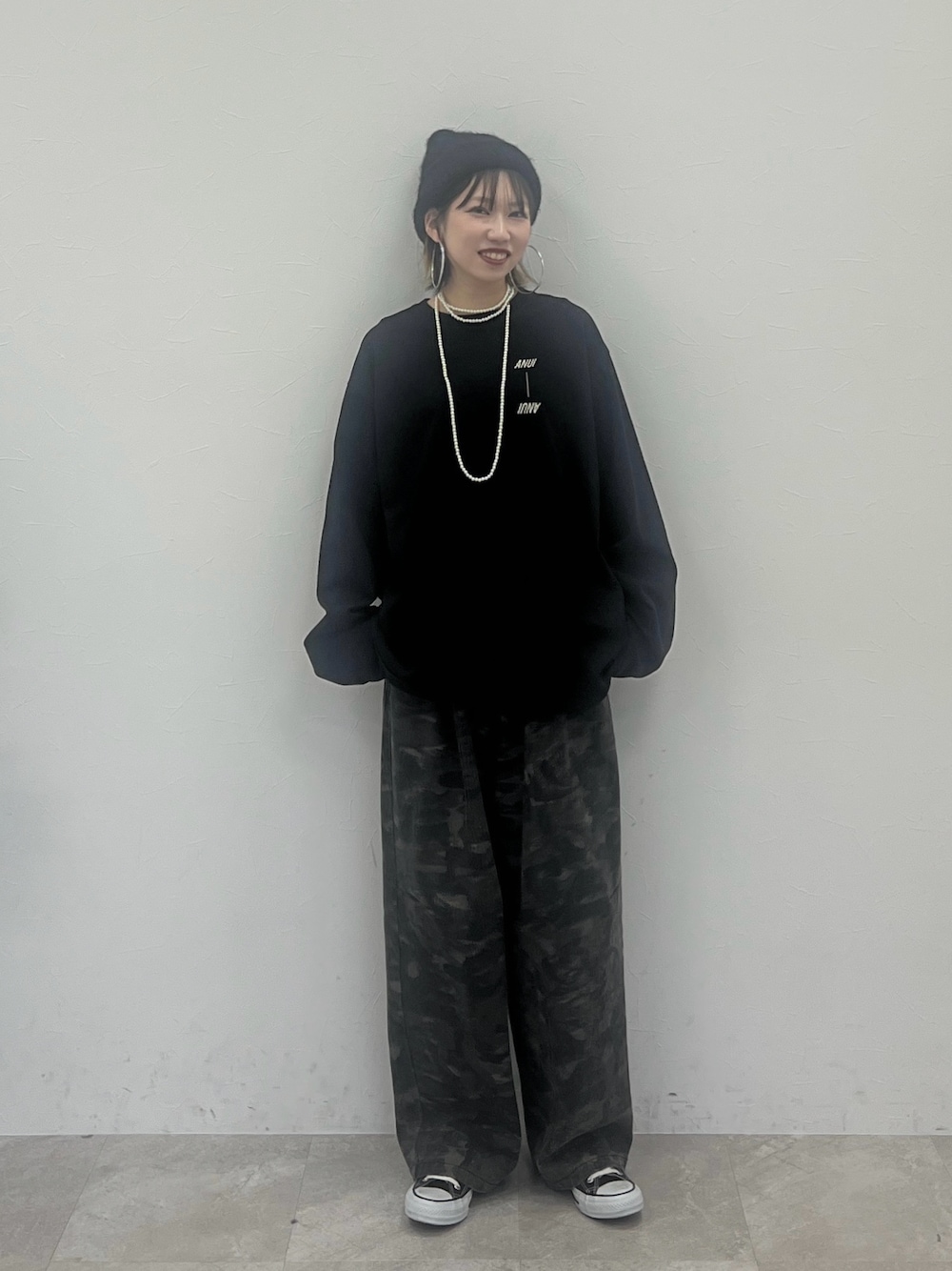 その他のデニムパンツ、ブラック系のTシャツ/カットソー、ホワイト系のネックレスを着用したレディースの冬コーディネートの1枚目の写真
