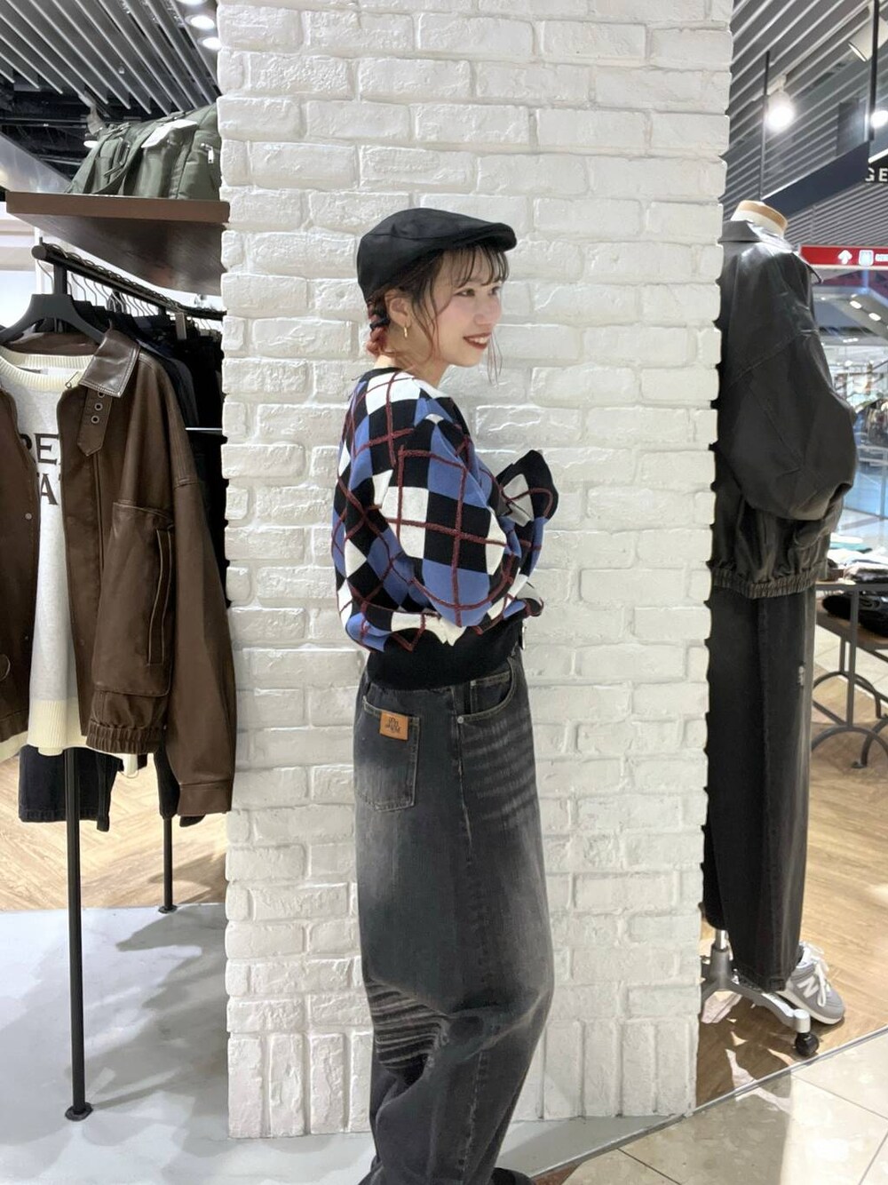 ブラック系のカーディガン/ボレロ、ブラック系のデニムパンツ、ブラック系のベルトを着用したレディースの秋コーディネートの1枚目の写真