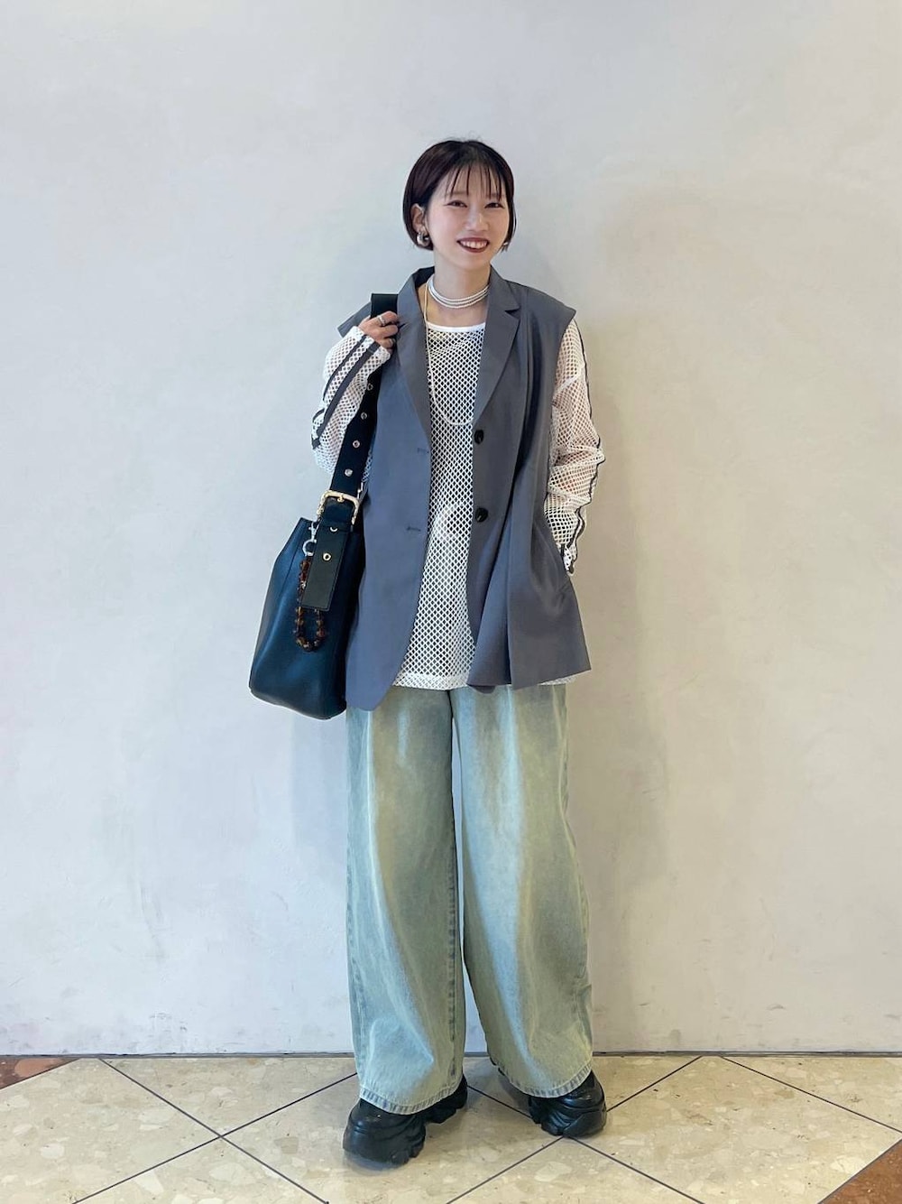 「ラフ、カジュアル、モード、春夏コーデ、PAGEBOY、デニムパンツ、ベスト、スニーカー」｜「PAGEBOYのプラットチャンキースニーカー（スニーカー、ブラック系）」を使った、tagochiさん（レディース・159cm）の春コーディネートの1枚目の写真
