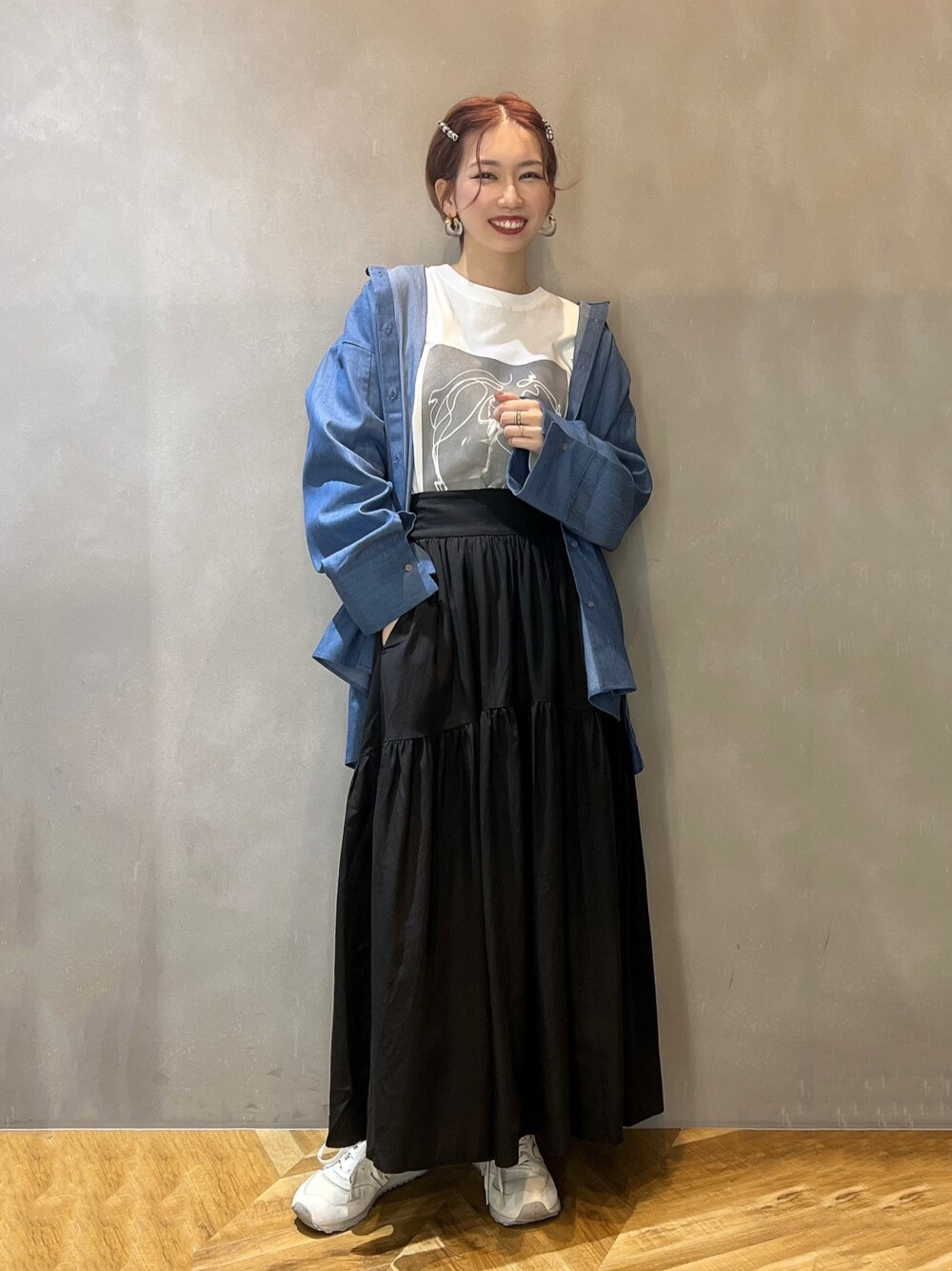「春コーデ、JEANASiS、el、オトナ女子、オトナカジュアル、シャツスタイル、スカート、春色、ブルー、ロンT」｜「NEW BALANCEのアイテム（スニーカー、ホワイト系）」を使った、tagochiさん（骨格ウェーブ・レディース・159cm）の春コーディネートの1枚目の写真