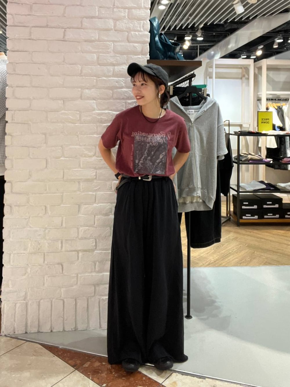 レッド系のTシャツ/カットソー、ブラック系のスウェットパンツ、ブラック系のベルトを着用したレディースの夏コーディネートの1枚目の写真