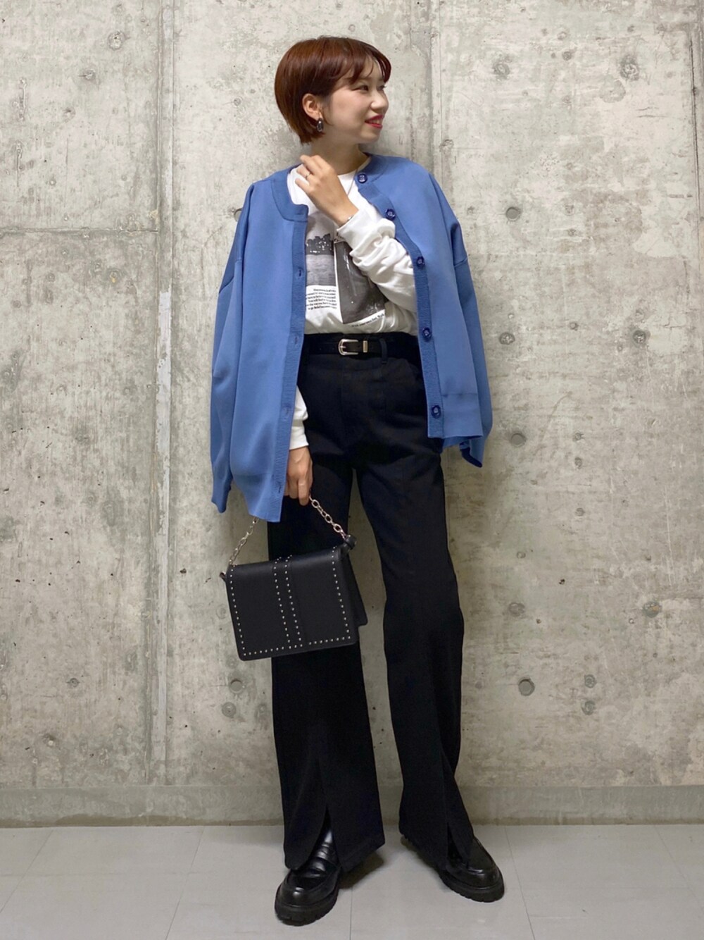 ホワイト系のTシャツ/カットソー、ブルー系のカーディガン/ボレロ、ホワイト系のタンクトップを着用したレディースの秋コーディネートの1枚目の写真