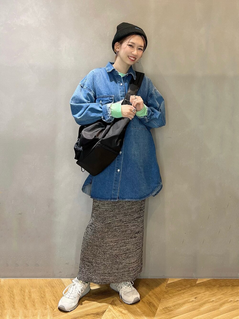「春服デビュー宣言、カジュアルコーデ、春コーデ、スカート、タイトスカート、デニムシャツ、ショルダーバッグ、ニット帽、JEANASiS、オトナカジュアル、オーバーサイズ、ビッグシルエット、デニムジャケット」｜「NEW BALANCEのアイテム（スニーカー、ホワイト系）」を使った、tagochiさん（骨格ウェーブ・レディース・159cm）の春コーディネートの1枚目の写真