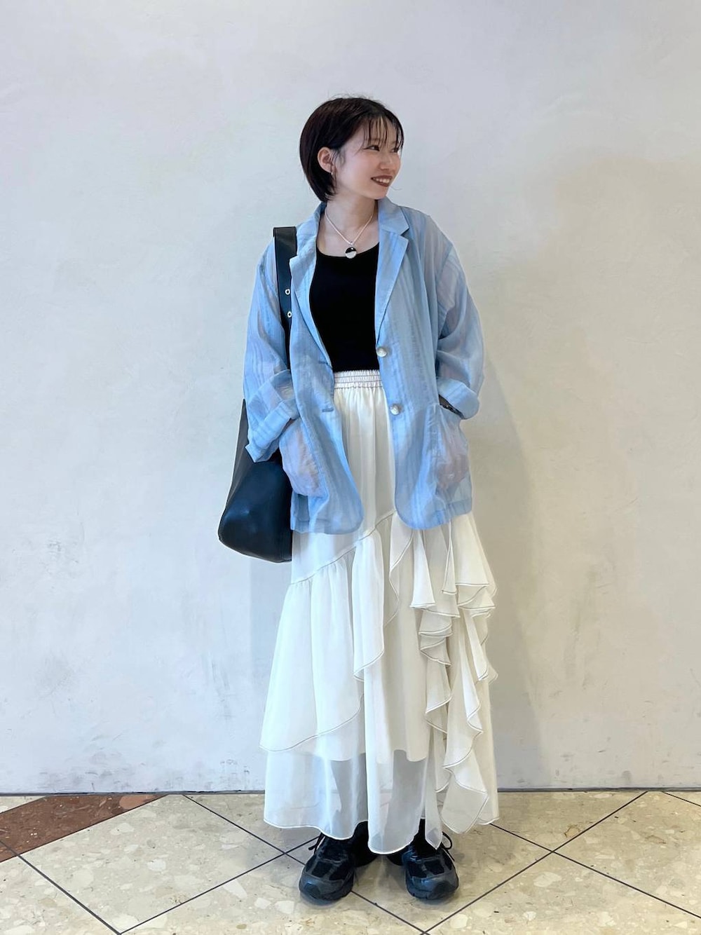 「カジュアル、モード、ラフ、PAGEBOY、ジャケットスタイル、シャツ、春コーデ、スカート、スニーカー」｜「JEANASISの【new balance】MR530/128591（その他シューズ、ブラック系）」を使った、tagochiさん（レディース・159cm）の春コーディネートの1枚目の写真