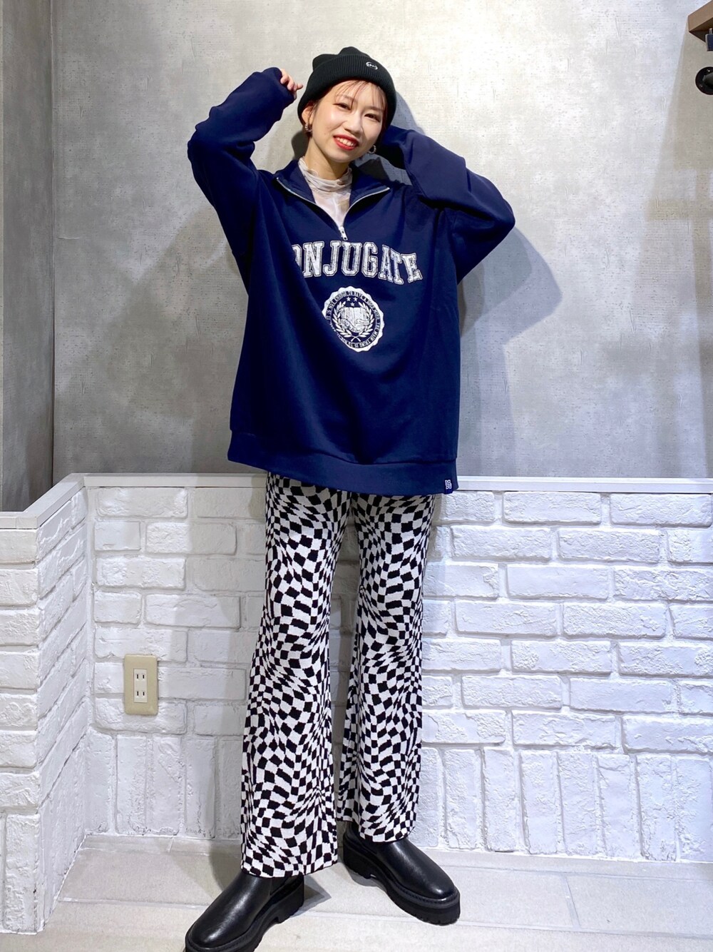 ブルー系のスウェット、ブラック系のその他パンツ、ブラック系のブーツを着用したレディースの秋コーディネートの1枚目の写真