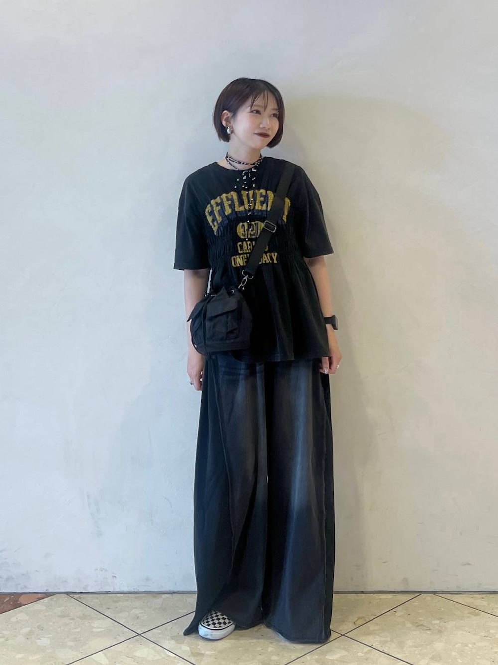 「デニムパンツ、ラフ、カジュアル、モード、PAGEBOY、Tシャツ」｜「PAGEBOYのワイドフリーカットデニム（デニムパンツ、ブラック系）」を使った、tagochiさん（レディース・159cm）の夏コーディネートの1枚目の写真