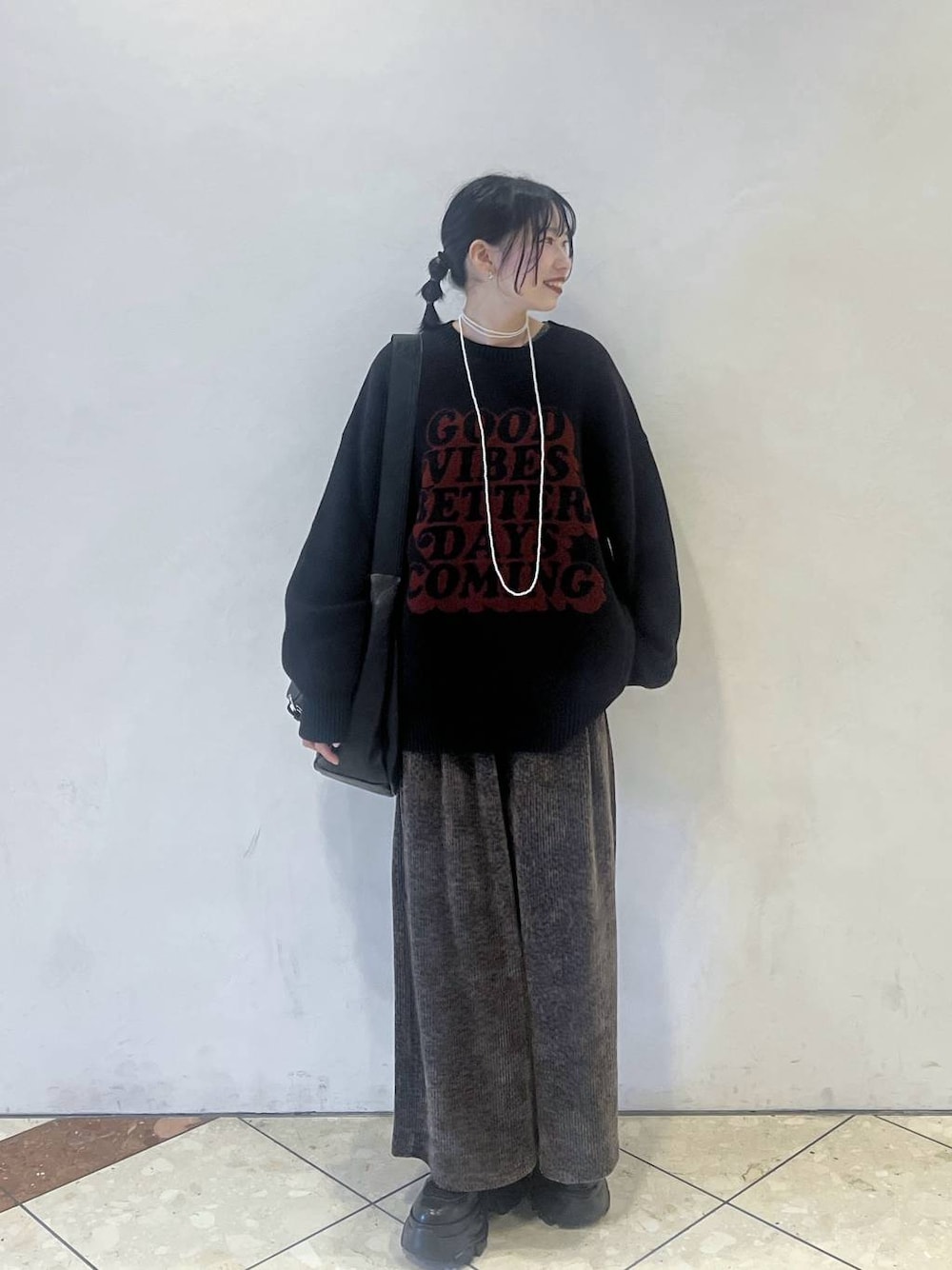 ブラック系のブーツ、ブラウン系のその他パンツ、ブラック系のショルダーバッグを着用したレディースの秋コーディネートの1枚目の写真