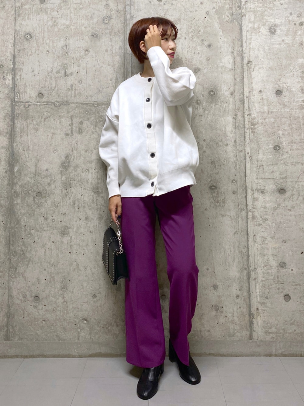 ホワイト系のカーディガン/ボレロ、ブラック系のタンクトップ、パープル系のスラックスを着用したレディースの秋コーディネートの1枚目の写真