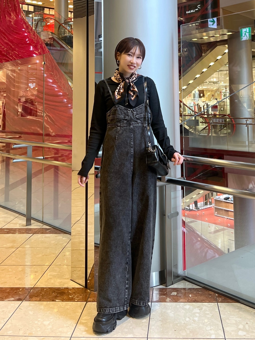 「サロペット、PAGEBOY、LOWRYS FARM、春コーデ、大人カジュアル」｜「PAGEBOYのプラットチャンキースニーカー（スニーカー、ブラック系）」を使った、tagochiさん（レディース・159cm）の春コーディネートの1枚目の写真