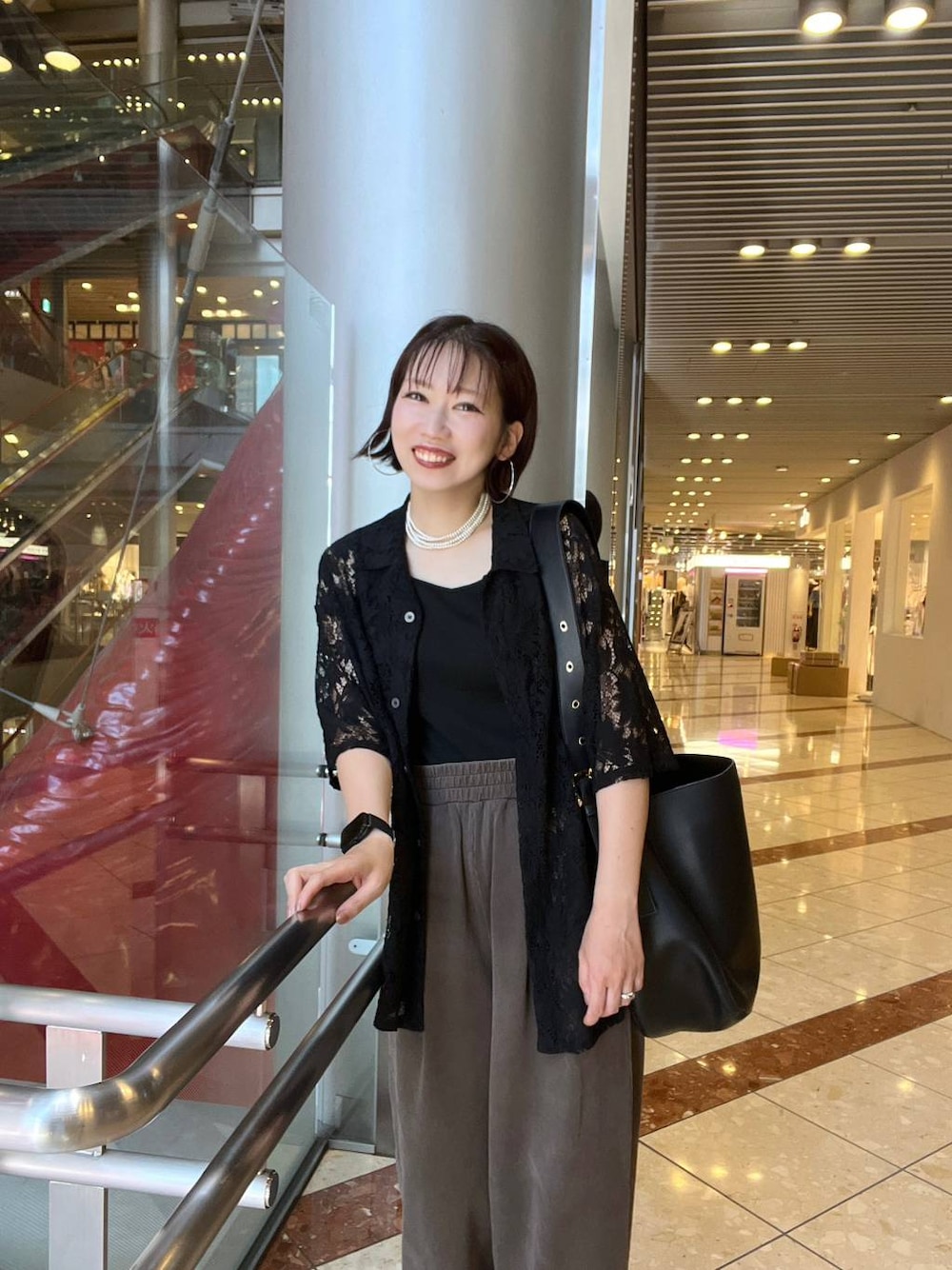 「ラフ、カジュアル、モード、夏コーデ、PAGEBOY、LOWRYS FARM、大人カジュアル、シャツ、スウェットパンツ、ブランドミックス」｜「eLの【eL】Big Shoulder Bag/184697（ショルダーバッグ、ブラック系）」を使った、tagochiさん（レディース・159cm）の夏コーディネートの1枚目の写真