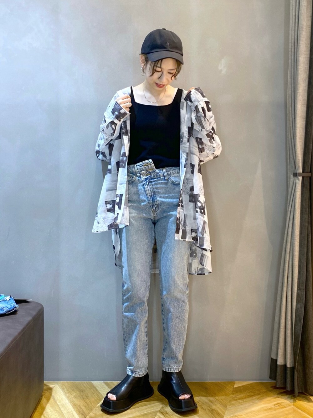 「JEANASiS、el、オトナカジュアル、シャツスタイル、デニム、サンダル、モノトーン、シンプルコーデ、春コーデ、夏コーデ、おしゃれさんと繋がりたい、いいね、save、フォローお願いします🤑」｜「JEANASISのアツゾコストレッチブーサン/261967（スリッポン、ブラック系）」を使った、tagochiさん（レディース・159cm）の春コーディネートの1枚目の写真