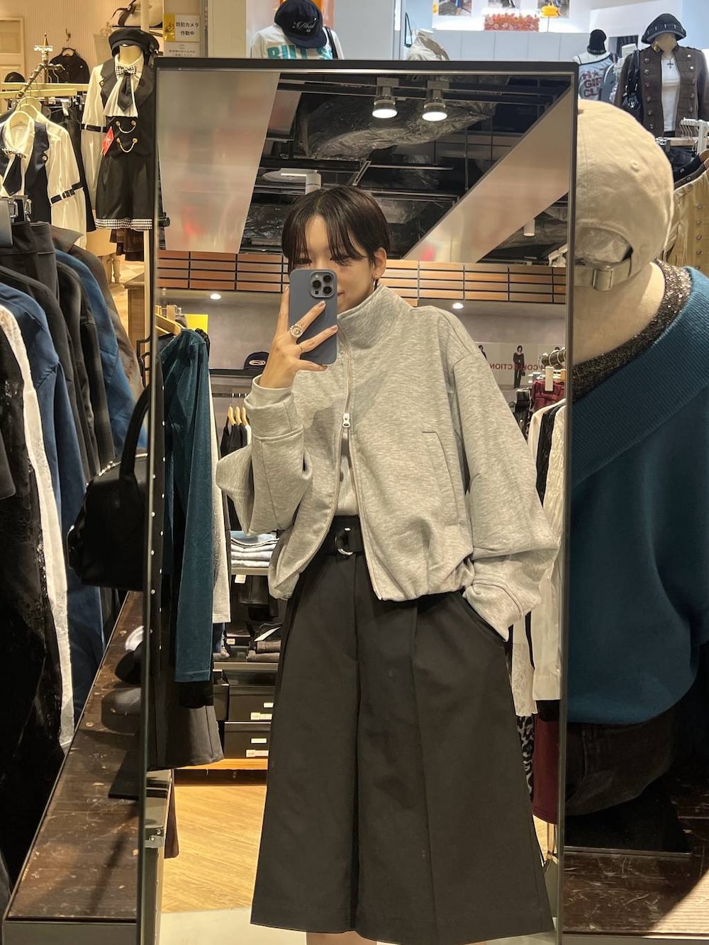 ブラック系のスニーカー、ホワイト系のTシャツ/カットソー、グレー系のブルゾンを着用したレディースの秋コーディネートの1枚目の写真